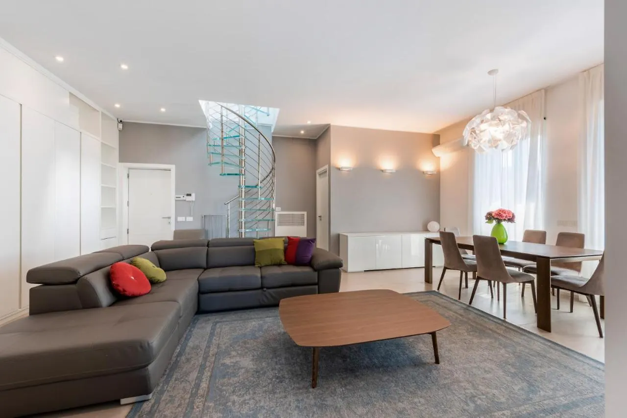 Easylife - Wonderful Penthouse With Terrace A Few Steps From The Duomo Lägenhet Milano 0*,  Italien