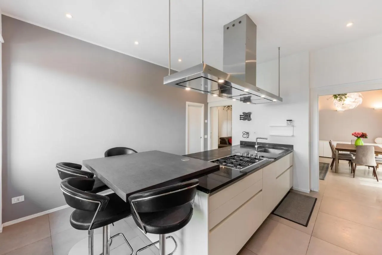 Easylife - Wonderful Penthouse With Terrace A Few Steps From The Duomo Lägenhet Milano