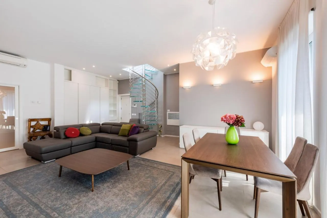 Easylife - Wonderful Penthouse With Terrace A Few Steps From The Duomo Lägenhet Milano
